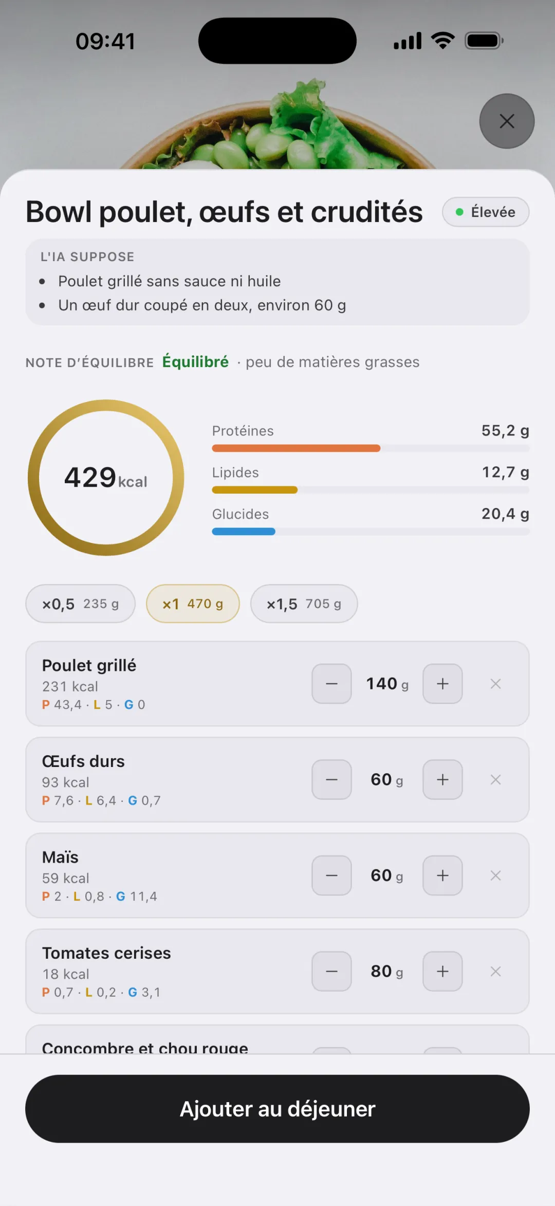 Résultat de scan : bowl poulet, œufs et crudités, 429 kcal ; l'IA suppose un poulet grillé sans sauce ni huile et un œuf dur ; note d'équilibre Équilibré ; grammes réglables par aliment.
