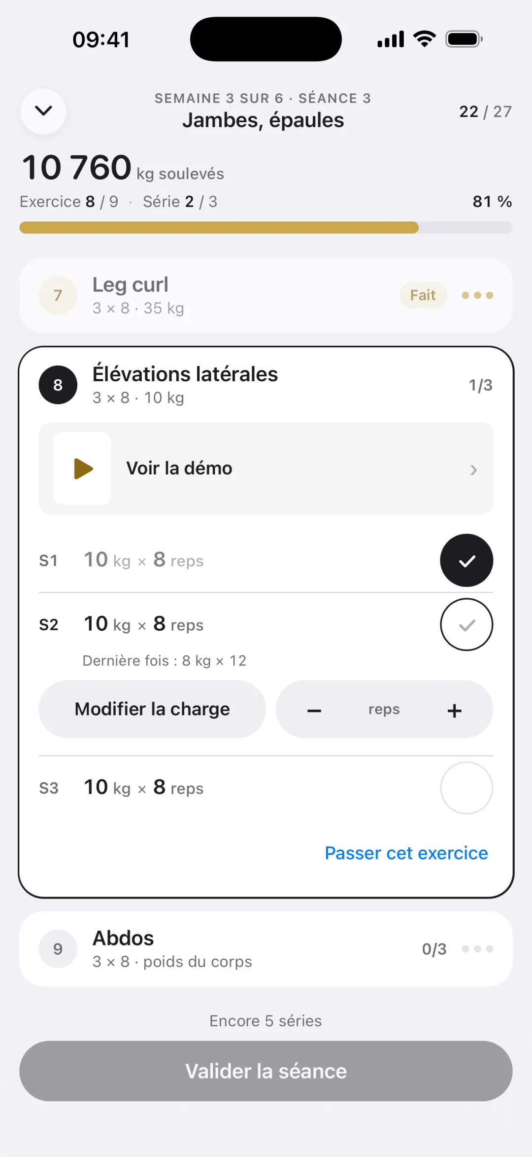 Séance guidée en cours, semaine 3 : 10 760 kg soulevés, exercice 8 sur 9, élévations latérales en série 2 à 10 kg, la dernière fois 8 kg × 12, lien Voir la démo.